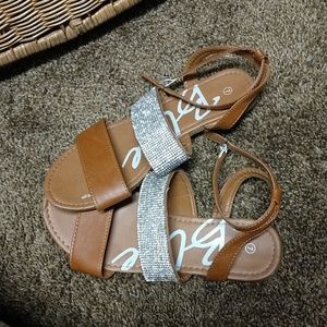 Buckle flat sandals
